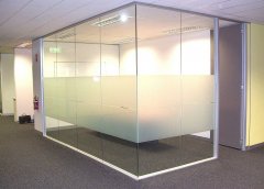 使用玻璃隔斷讓辦公室看起來更通透
